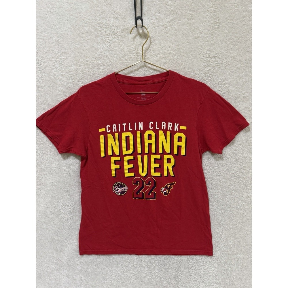 WNBA Caitlin Clark #22 Indiana Fever Red T Shirt Size Medium Logo Basketball